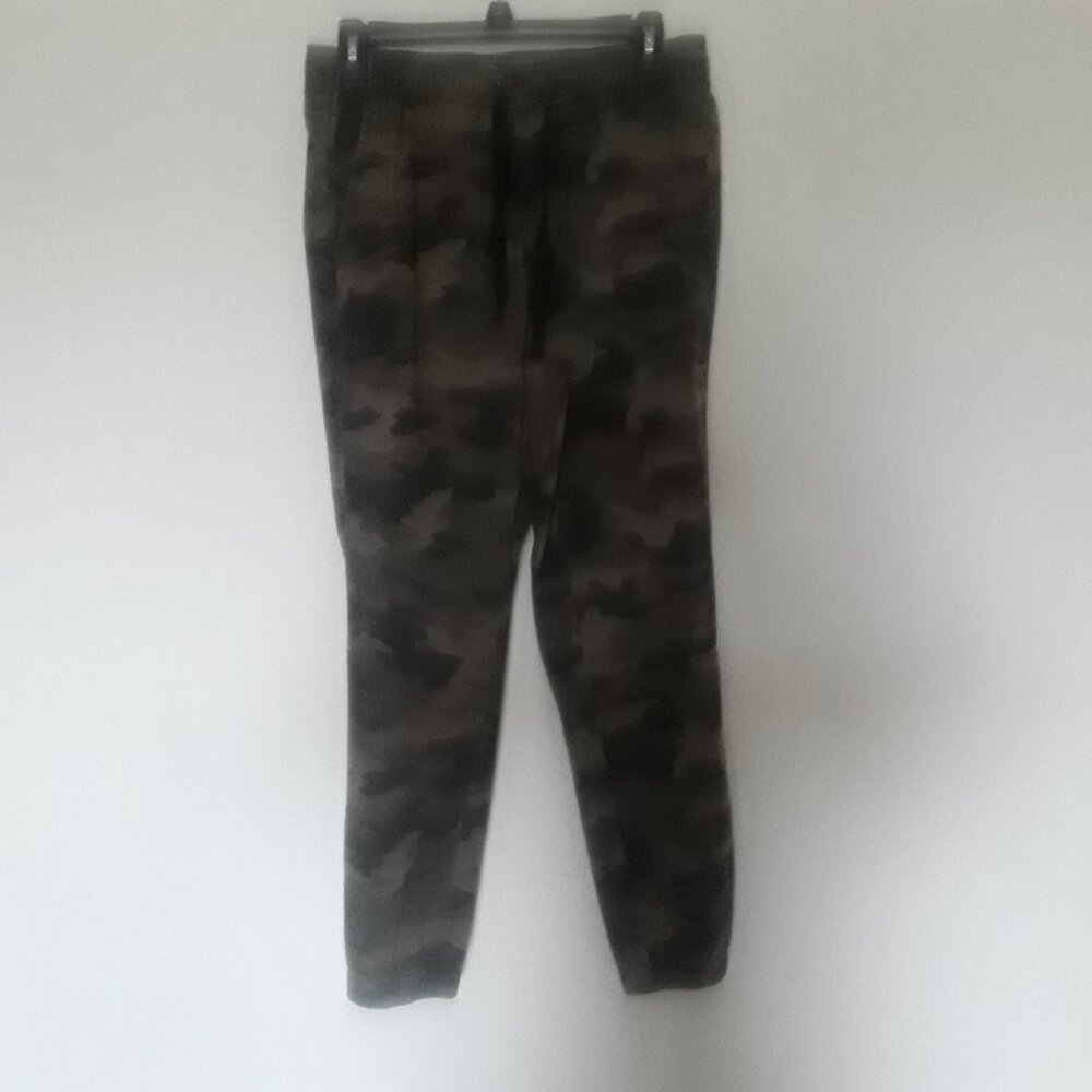 Aeropostale Like New Men's Camoflauge stretch jogger pants